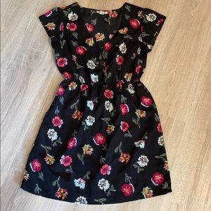 Floral dress size M. Short sleeve by Tucker